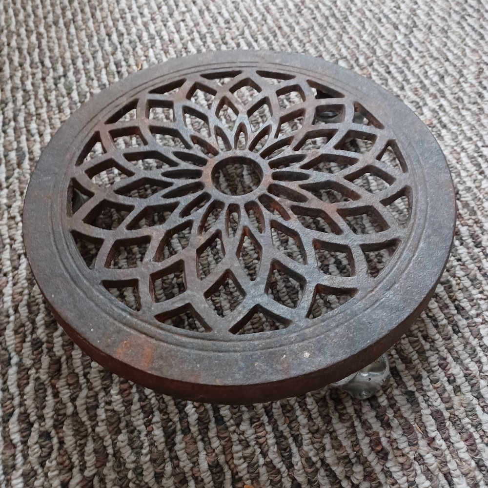 Plant stand with wheels